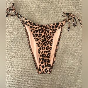 🦄6 Items for $20🦄
 Wild Fable Leopard Print Bikini Bottom
